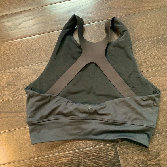 2XU crop tank or sports bra - Picture 3 of 5